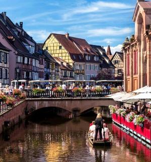 一群人在一条有桥的河上的船上