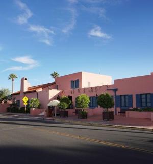 粉色建筑前的空荡街道