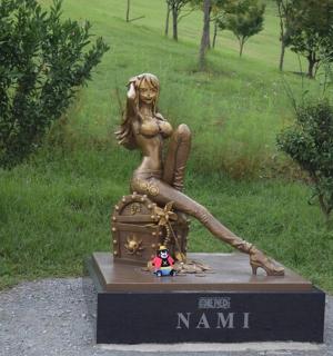 坐在箱子上的女人雕像