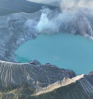 鸟瞰一座有蓝色湖泊的山