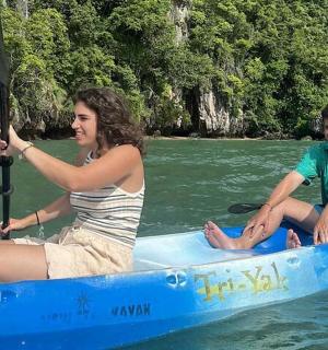 一名男子和一名女子在水中的蓝色皮划艇上