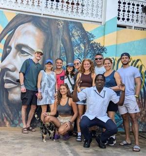 一群人在壁画前摆姿势