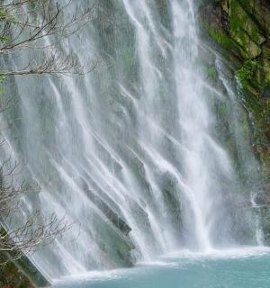 瀑布前有一池水
