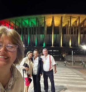 一群人站在一栋建筑物前