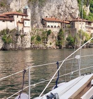 ein Boot im Wasser mit einer Stadt auf einem Berg