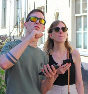 一男一女并排站着