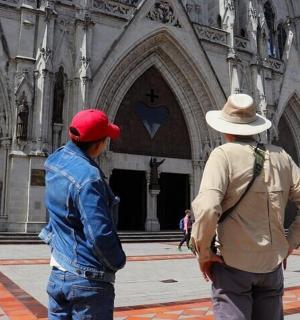 两名男子站在教堂前