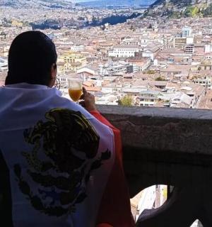 一名男子坐在长椅上喝着一杯葡萄酒