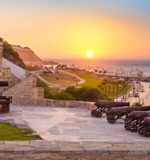 一组大炮在日落时分的墙上