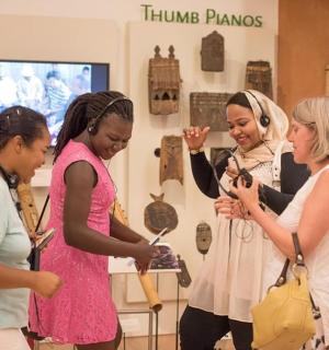 一群妇女站在博物馆里