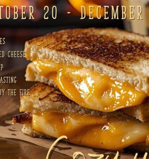 盘子里放着烤奶酪三明治和奶酪