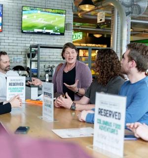 skupina lidí sedících kolem stolu