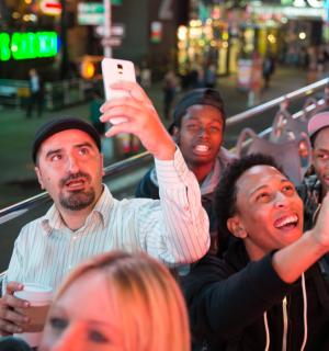 skupina lidí držících své mobilní telefony