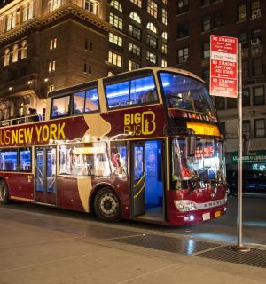 夜间城市街道上的一辆双层巴士