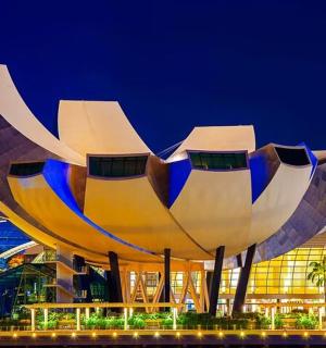 夜晚的建筑物和大楼