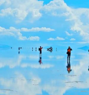 skupina lidí stojících na pláži