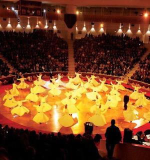 一大群人拿着伞的舞台