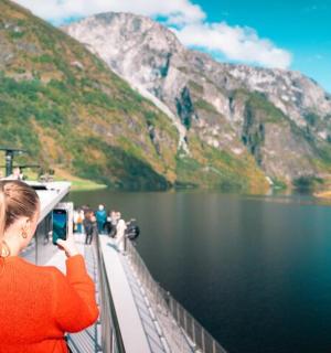 一名女子在游轮上拍摄水景