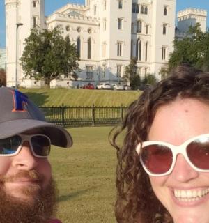 muž a žena stojící před budovou