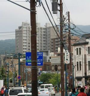 一条繁忙的城市街道，街上车辆和行人