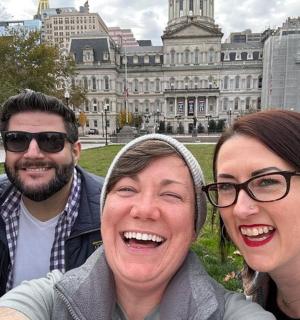 一群人在建筑物前摆姿势拍照