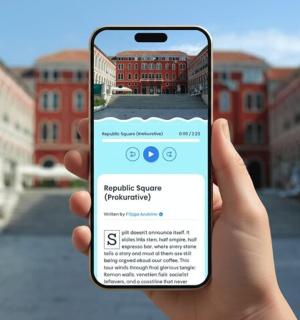 uma pessoa segurando um celular em frente a um prédio