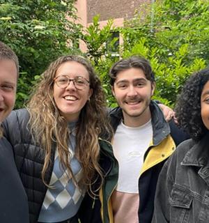 一群人摆姿势拍照