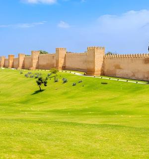 一座草山顶上的城堡