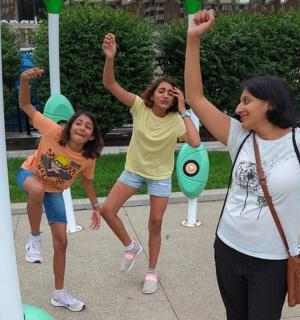 一群女孩在操场上玩耍