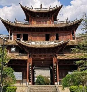 velká dřevěná budova se střechou