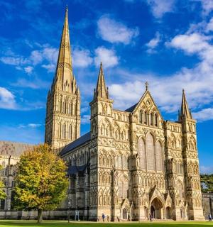 一座拥有三座尖塔和蓝天的大教堂