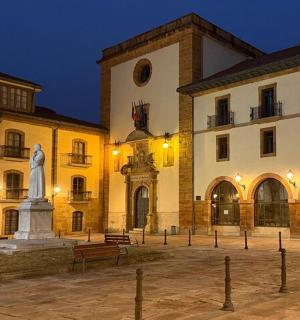 庭院中央有雕像的建筑