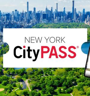 空中悬挂着手机的城市天际线