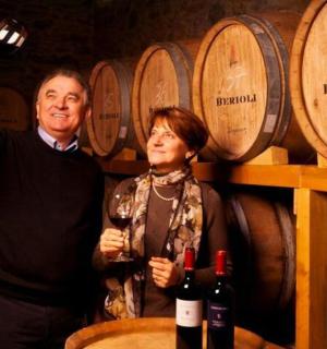 一男一女站在酒桶前