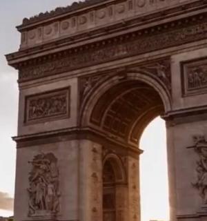 一座有拱门和雕像的建筑