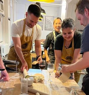 一群人在厨房准备食物