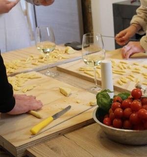 一群人用酒杯在桌子上准备食物
