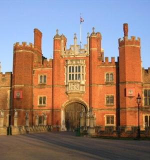 一座有着大门的大型红砖建筑