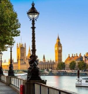 大本钟钟楼前的路灯