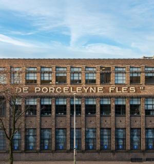 一座挂着招牌的大型砖砌建筑