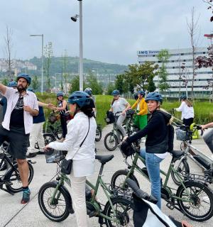 skupina lidí na kolech na chodníku