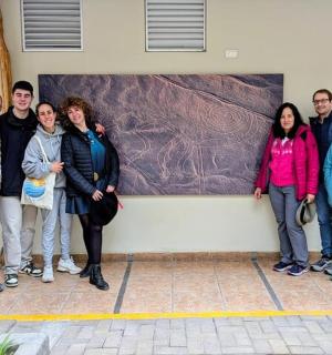 一群人站在墙前