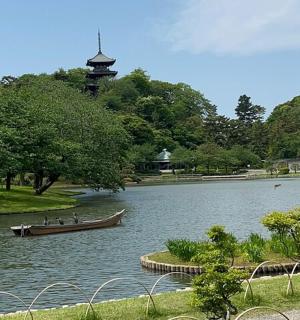 一群人在湖上的船上