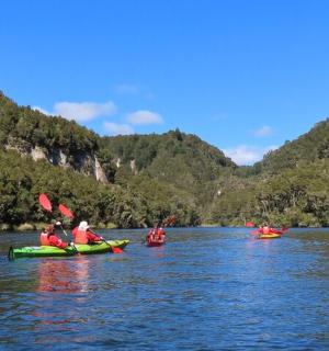Skupina lidí jezdí na kajaku na řece