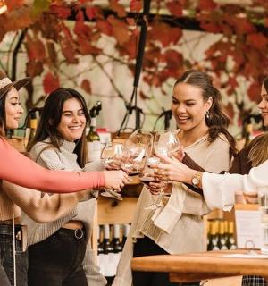 一群妇女手捧酒杯