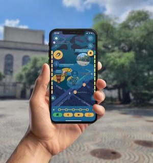 手里拿着手机的人