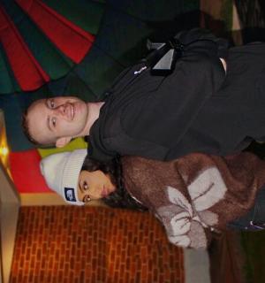 mężczyzna i kobieta na zjeżdżalni w namiocie