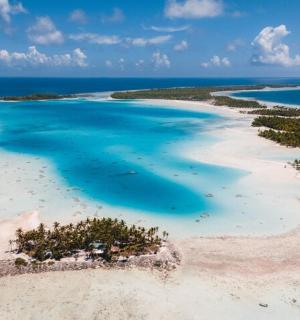 letecký pohled na ostrov v oceánu