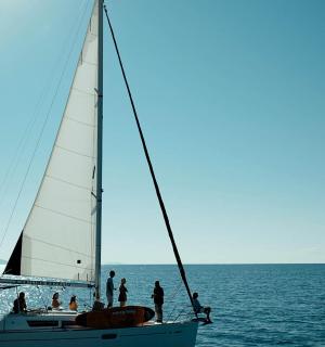 一群人在水中的帆船上