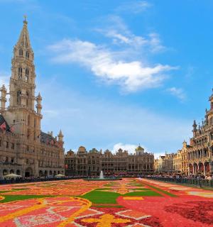 一座大型建筑物，中间铺着一块大地毯。